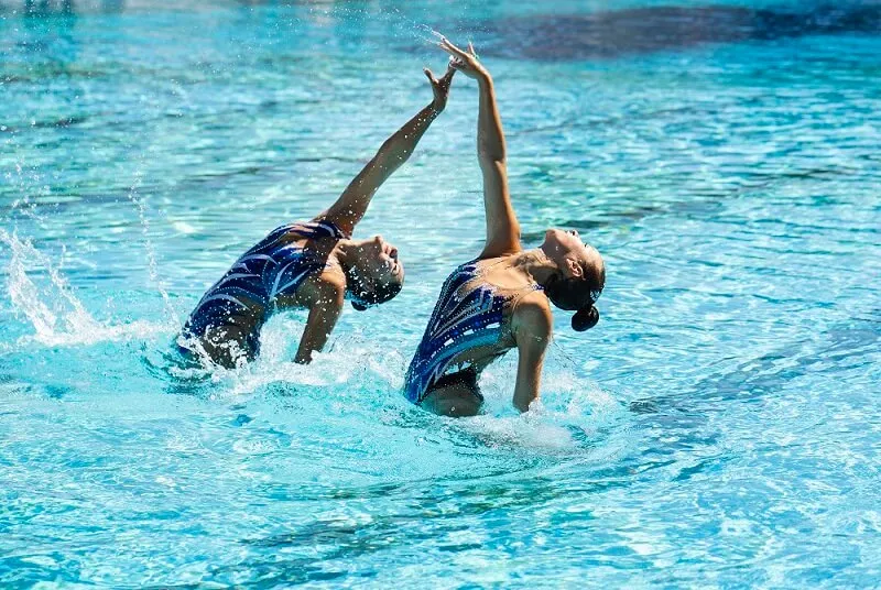 שתי בנות שוחות שחייה אומנותית