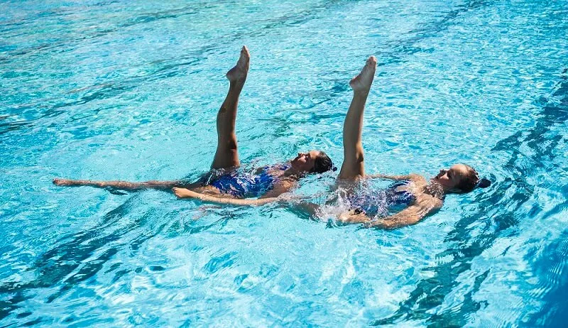 שתי בנות שוחות שחייה אומנותית