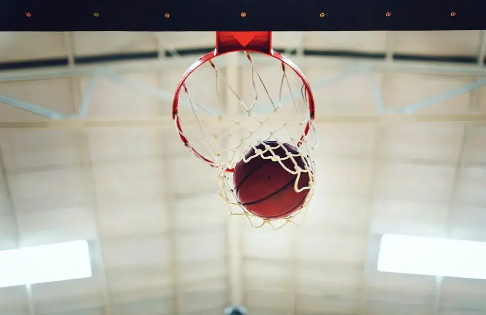 כדורסל בתוך הרשת של הסל